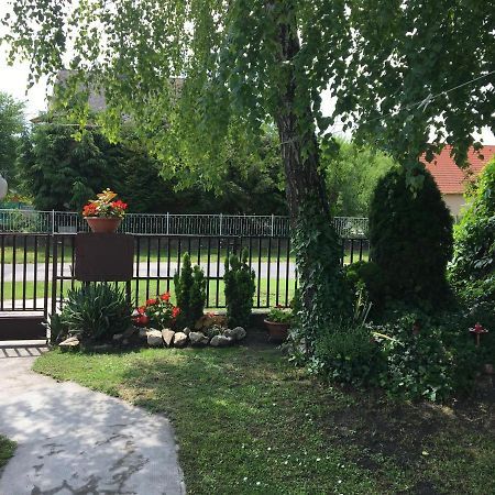 Вілла Rozsa Nyaralohaz Балатонбоглар Екстер'єр фото