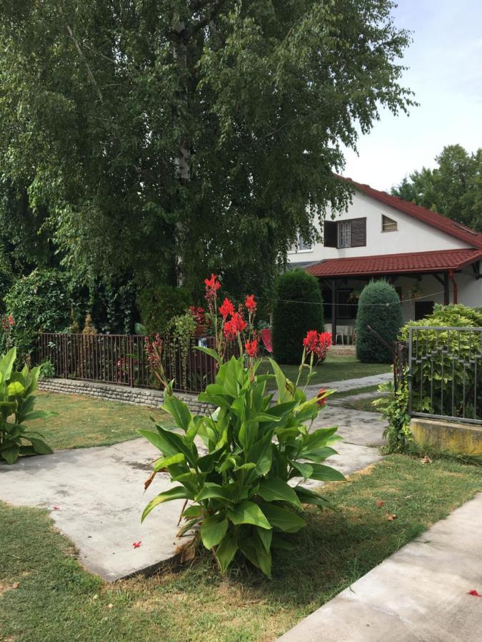 Вілла Rozsa Nyaralohaz Балатонбоглар Екстер'єр фото